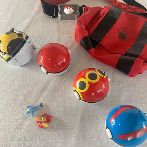 Pokemon Trainer kit with fire-type pouch, poke balls and figures - Picture 3 of 6